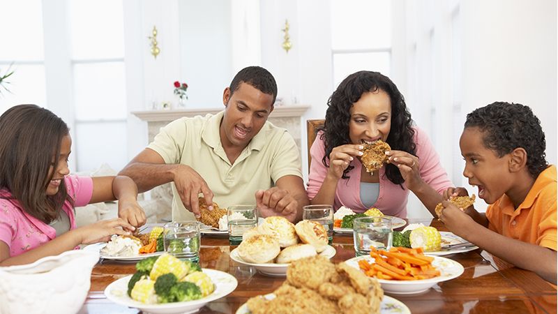 Tips Keluarga Bahagia - Makan dan Bercerita Bersama