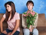 Cara Memikat Hati Wanita Cuek - Pria Bawa Bunga