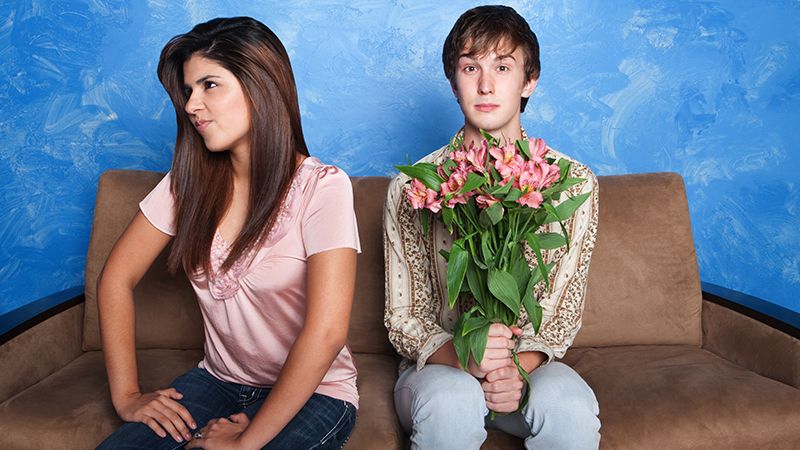 Cara Memikat Hati Wanita Cuek - Pria Bawa Bunga