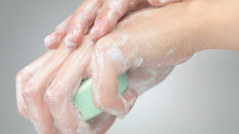 Cara membersihkan wajah berminyak - Mencuci tangan