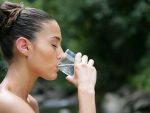 Manfaat Minum Air Putih untuk Kesehatan - Minum