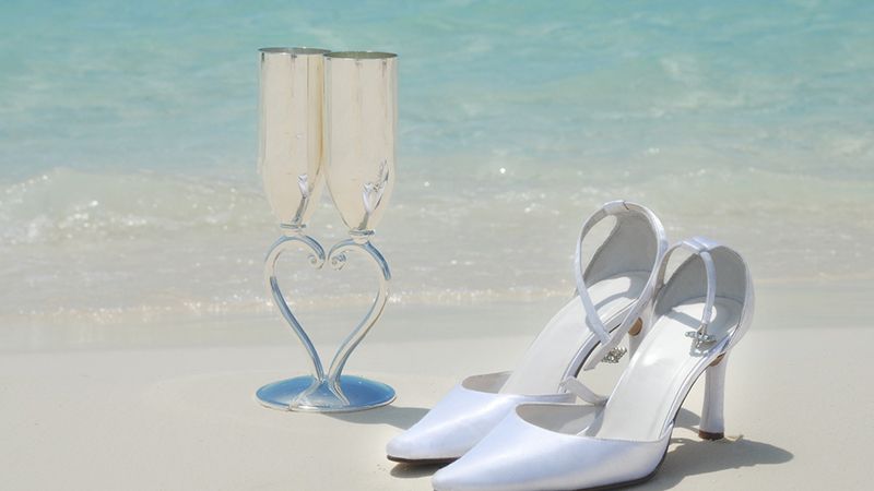 Apa yang dilakukan saat bulan madu - Sepatu pengantin di Pantai