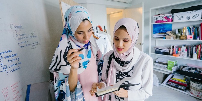 5 Referensi Gaya Hijab Kantor Modis